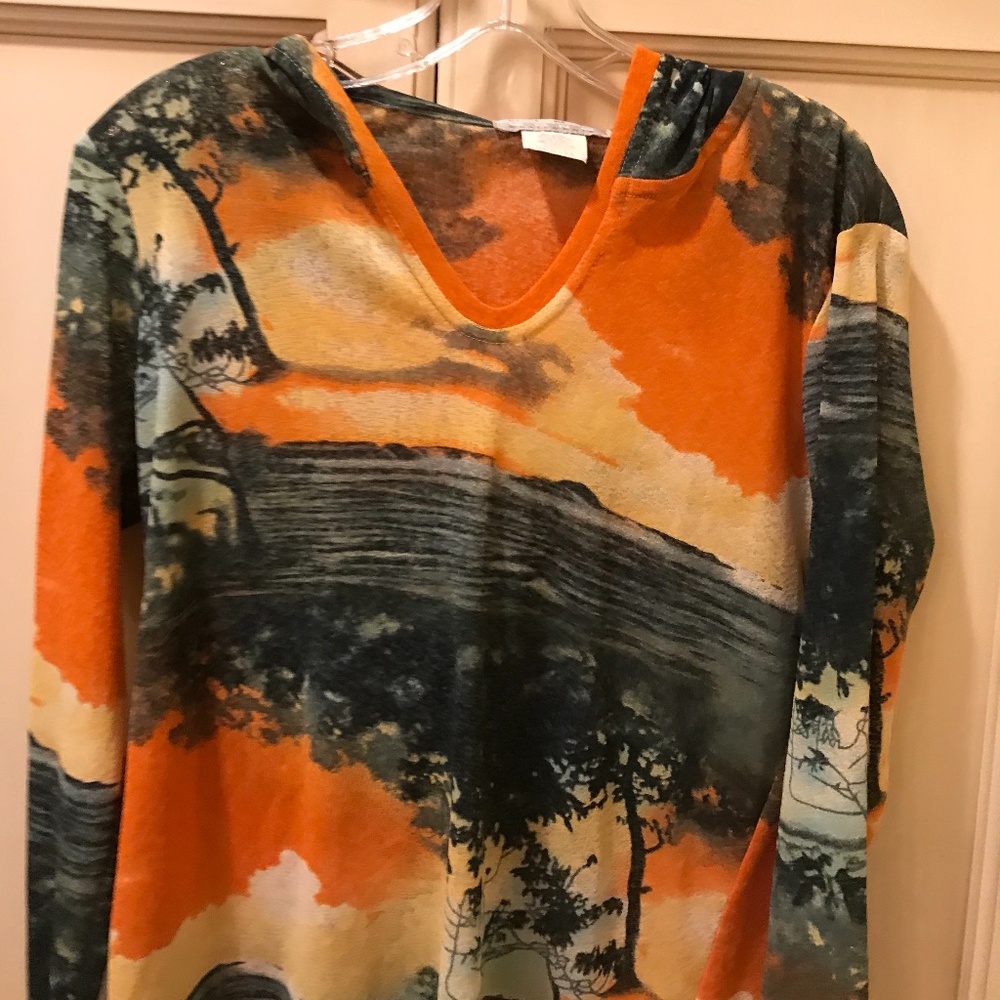 Cool top with hood😋 - Picture 1 of 2